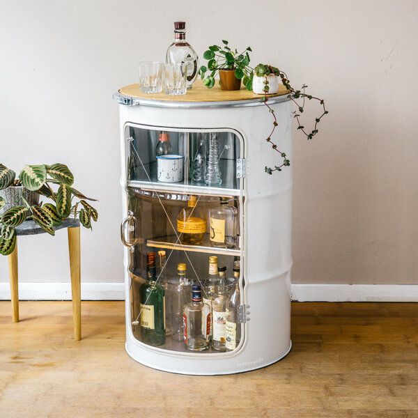 Lockengelöt Hausbar Vitrine aus einem Hamburger Ölfass. von Lockengelöt