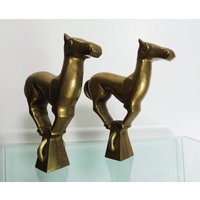Set Aus 2 Vintage Art-Deco-Messing-Pferde Auf Steht Patina Ornamente Briefbeschwerer Figuren Set Aus 2 Vintage Art-Deco-Messing-Pferde Auf Steht Patina Ornamente Briefbeschwerer Figuren von Lockhead