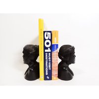 Set Von 2 Vintage Schwarz Holz Indigenen Native Figur Skulpturen Buchstützen Köpfe von Lockhead