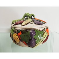 Vintage Handarbeit Herbst Ernte Gemüse Centerpiece Signiert Me Keramik Gefäß Vintage Handarbeit Herbst Ernte Gemüse Centerpiece Signiert Me Keramik Gefäß von Lockhead