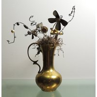 Vintage Mcm Brutalist Jere Ära Messing Signierte Vase Mit Metall Stilleben Blumen von Lockhead
