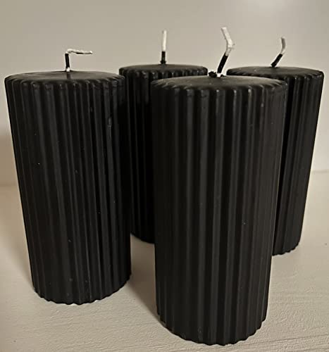 Løgum Kloster dänische Blockkerze Stumpenkerze ohne Duft 4-er Set mit Rillen Brenndauer ca. 39 Std., Sondergrößen ca. 50 Std (Schwarz) von Løgum Kloster Lys