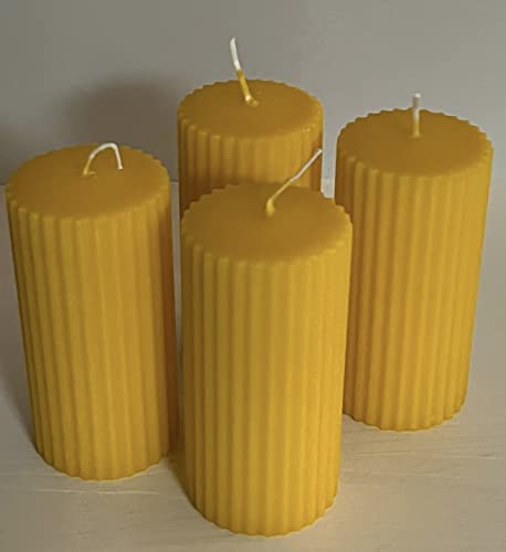 Løgum Kloster dänische Blockkerze Stumpenkerze ohne Duft 4-er Set mit Rillen Brenndauer ca. 39 Std., Sondergrößen ca. 50 Std (sonnenblumengelb) von Løgum Kloster Lys