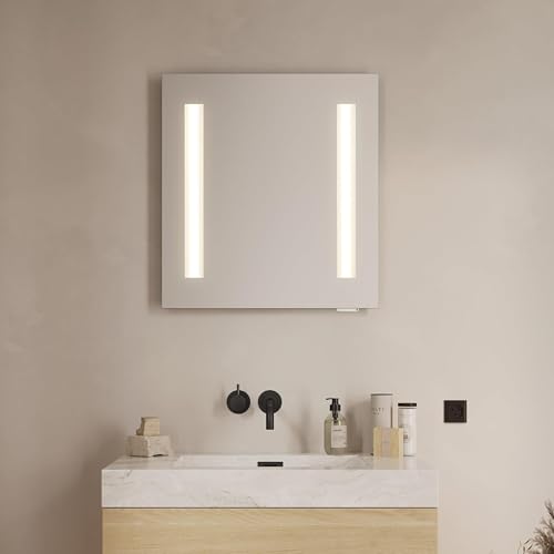 Loevschall Badspiegel mit Steckdose, 60x65 cm, LED-Badezimmerspiegel mit Beleuchtung, Integrierte Steckdose für Rasierer & Föhn, Hohe Lumen, IP44 Schuko-Steckdose spritzwassergeschützt, CRI 90 von Loevschall