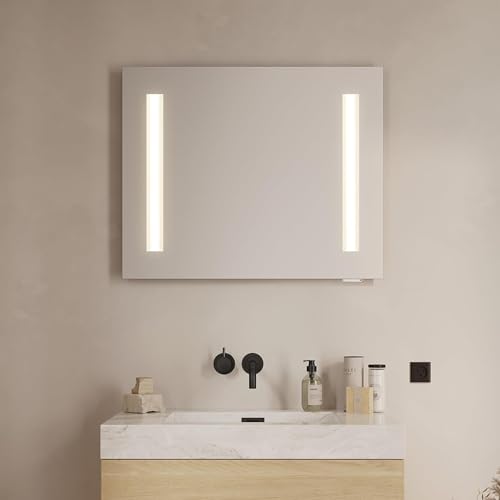 Loevschall Badspiegel mit Steckdose, 80x65 cm, LED-Badezimmerspiegel mit Beleuchtung, Integrierte Steckdose für Rasierer & Föhn, Hohe Lumen, IP44 Schuko-Steckdose spritzwassergeschützt, CRI 90 von Loevschall