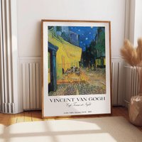 Café Terrasse Bei Nacht | 1888 Vincent Van Gogh Gemälde, Post Impressionismus Plakat, Museum Ausstellungsplakat, Nachtstadt Museumswandkunst von LoftDisplay