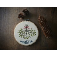 Weihnachtsgeschenk Ø Stickrahmen Wandkunst Home Decor Mistelzweig Hand Bestickt Loftfullofgoodies Einweihungsgeschenk Weihnachtsgeschenk Ø Stickrahmen Wandkunst Home Decor Mistelzweig Hand Bestickt Loftfullofgoodies Einweihungsgeschenk von LoftFullOfGoodies
