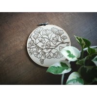 Weihnachtsgeschenk Ø Stickrahmen Wandkunst Home Decor Ginko Zweig Hand Bestickt Loftfullofgoodies Einweihungsgeschenk von LoftFullOfGoodies
