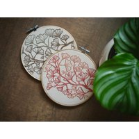 Weihnachtsgeschenk Ø Stickrahmen Wandkunst Home Decor Ginko Zweig Hand Bestickt Loftfullofgoodies Einweihungsgeschenk von LoftFullOfGoodies