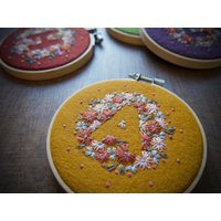 stickrahmen Kunst Ø Wandkunst Wohndekor Hand Bestickt Loftfullofgoodies Einweihungsgeschenk Kinderzimmer von LoftFullOfGoodies