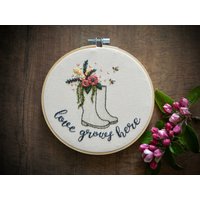 stickrahmen Kunst Ø Wandkunst Home Decor Liebe Wächst Hier Hand Bestickt Loftfullofgoodies von LoftFullOfGoodies