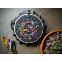 stickrahmen Kunst Ø Wandkunst Wohndekor Hand Bestickt Loftfullofgoodies Einweihungsgeschenk Kinderzimmer von LoftFullOfGoodies