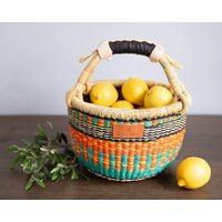 Kleiner, Runder Korb Bolga - Sally Bunt, Afrikanisch, Handgewebter Korb, in Orange, Gelb Und Blaugrün von LolaAndMawu