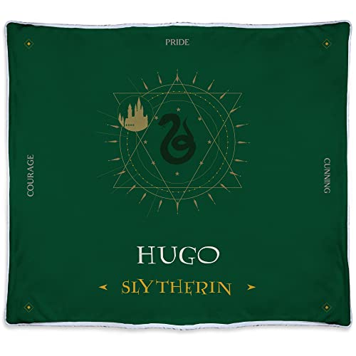 Personalisierte Slytherin-Decke mit Name/Text. Verschiedene Größen. Personalisierte Geek-Geschenke. Personalisierte Polar-Fleecedecke. Öko-Tex-Decke. 140x125cm 480 g/m2. Slytherin-Coraline-Decke von LolaPix