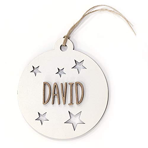 Personalisierte Weihnachtsdeko Kugel mit Name. 100% Holz aus nachhaltiger Forstwirtschaft. Personalisiertes Geschenk. Inklusive Schnur zum Aufhängen. Mengenrabatt. 2 Personalisierte Kugeln Personalisierte Weihnachtsdeko Kugel mit Name. 100% Holz aus nachhaltiger Forstwirtschaft. Personalisiertes Geschenk. Inklusive Schnur zum Aufhängen. Mengenrabatt. 2 Personalisierte Kugeln von LolaPix