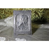 Virgin Dolorosa Teller, Mater Dolorosa, Silberner Metallteller, Alter Teller Aus Dem 19. Jahrhundert, Tischrelief Metall von LolaReligiousAntique
