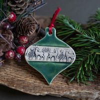 Keramik Geprägte Rentier Kugel Hängende Weihnachtsdekoration von LolaSwainDesigns