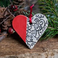Keramik Herz Geprägte Hängende Weihnachtsdekoration von LolaSwainDesigns