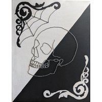 Totenkopf Stickerei, Bestickte Leinwand, Wandkunst, Halloween Dekoration, Gruselige Dekor von LolosArtStudioShop
