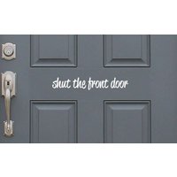 Schließen Sie Die Front-Tür - Positive, Lustige Eingang Haustür Vinyl Aufkleber Aufkleber, Wohnkultur. Tolle Geschenkidee Schließen Sie Die Front-Tür - Positive, Lustige Eingang Haustür Vinyl Aufkleber Aufkleber, Wohnkultur. Tolle Geschenkidee von LondonsFinestDecals