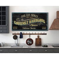 Personalisiertes Bbq & Roasts Schild, Gourmet Hinterhof Bar Und Grill Dekor, Küchendeko, Moderne Bauernhaus Wandkunst von LoneStarWallArtCo