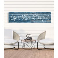 Life Is Better At The Pool Schild, Outdoor House Backyard Decor, Bauernhaus Wandkunst, Leinwanddruck von LoneStarWallArtCo