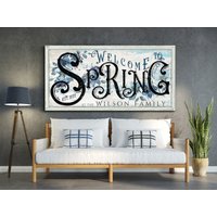Personalisierte Willkommen Im Frühling Zeichen, Niedliches Frühlingsschild, Frühlingsdekor, Frühlingswandbehänge, Bauernhauswandkunst, Rustikale Personalisierte Willkommen Im Frühling Zeichen, Niedliches Frühlingsschild, Frühlingsdekor, Frühlingswandbehänge, Bauernhauswandkunst, Rustikale von LoneStarWallArtCo