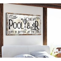 Personalisiertes Schild, Pool & Bar Life Is Better At The Pool, Außen Dekor, Schwimmbad Bauernhaus Dekoration, Geschenk Für Sie von LoneStarWallArtCo