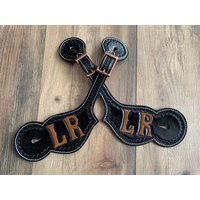 Hand Punzierte Sporenriemen Im Western Look/Erwachsene Größe Tack Persönliche Initialen Design Schwarze Rodeo Hand Punzierte Sporenriemen Im Western Look/Erwachsene Größe Tack Persönliche Initialen Design Schwarze Rodeo von LonetreeLeather