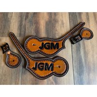 Hand Punzierte Sporenriemen Westernleder/Für Erwachsene Zackenpferd Initialen Design Rodeo Reitpferd Hand Punzierte Sporenriemen Westernleder/Für Erwachsene Zackenpferd Initialen Design Rodeo Reitpferd von LonetreeLeather