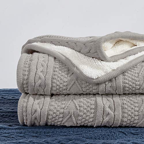 Longhui bedding Acrylic Cable Knit Sherpa Throw Blanket - Thick, Soft, Big, Cozy Light Grey Knitted Fleece Blankets for Couch, Sofa, Bed - Large 50 x 63 Inches Gray Coverlet All Season von Longhui bedding