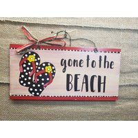 Flip Flop Gone To The Beach Schwarze Tupfen Handgemaltes Schild Aus Holz Flip Flop Gone To The Beach Schwarze Tupfen Handgemaltes Schild Aus Holz von Lookforthesign