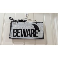 Handgemaltes Schild Mit Krähe Motiv von Lookforthesign