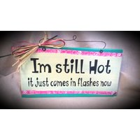 Humor Handgemaltes Holzschild I'm Still Hot von Lookforthesign
