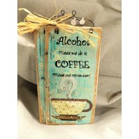 "Kaffee "Alkohol Humorvoll" Schild Aus Holz Zum Aufhängen An Der Tür." von Lookforthesign