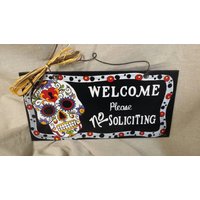 Zuckerschädel No Soliciting Handgemaltes Holzschild Dia De Los Muertos von Lookforthesign