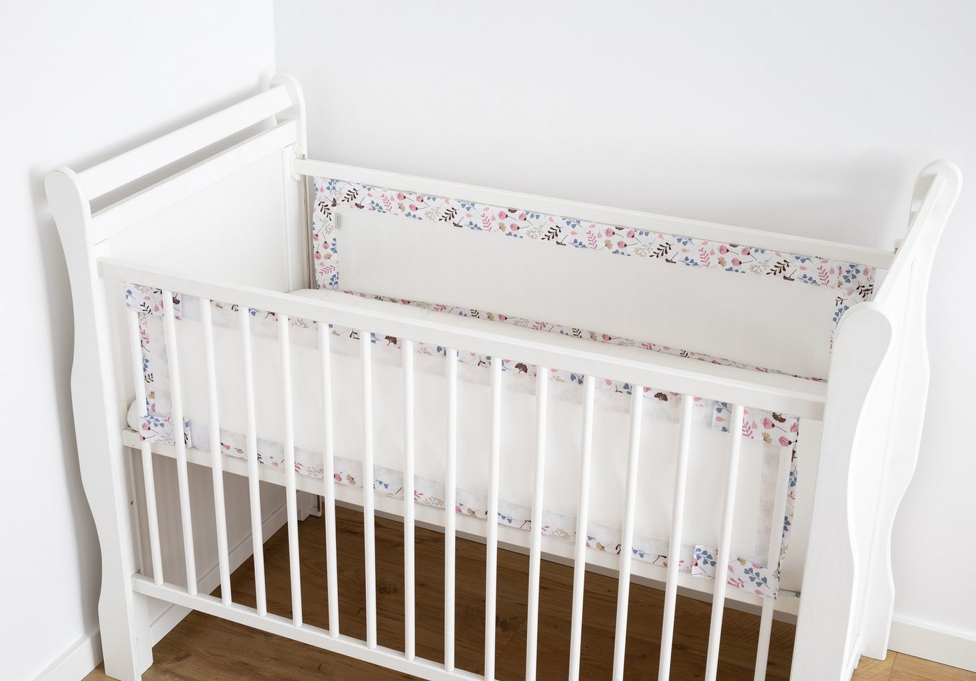 Loolay Bettnestchen Blumen ROSA Atmungsaktiv Netzstoff BETTUMRANDUNG für 140x70 o 120x60, (Klettverschluss, atmungsaktives Netz, 2 TLG. Neugeborene Baby Sprossen Bett Schutz für Mädchen), PREMIUM Geschenk für Eltern eines Neugeborenen Mädchen! von Loolay