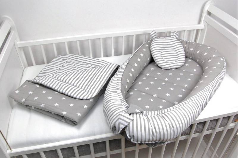 Loolay Bettnestchen Grau Baumwolle BABYNEST Babykokon Neugeborene Babyausstattung SET, (Kuschelnest Reisebett SOLO/ o. im Geschenk SETS, 3-tlg., 100% BAUMWOLLE Sterne/ Streifenmuster GRAU Nestchen von LOOLAY), 100% Europäische Stoffe und Kleinserien-Nähen ! Loolay Bettnestchen Grau Baumwolle BABYNEST Babykokon Neugeborene Babyausstattung SET, (Kuschelnest Reisebett SOLO/ o. im Geschenk SETS, 3-tlg., 100% BAUMWOLLE Sterne/ Streifenmuster GRAU Nestchen von LOOLAY), 100% Europäische Stoffe und Kleinserien-Nähen ! von Loolay