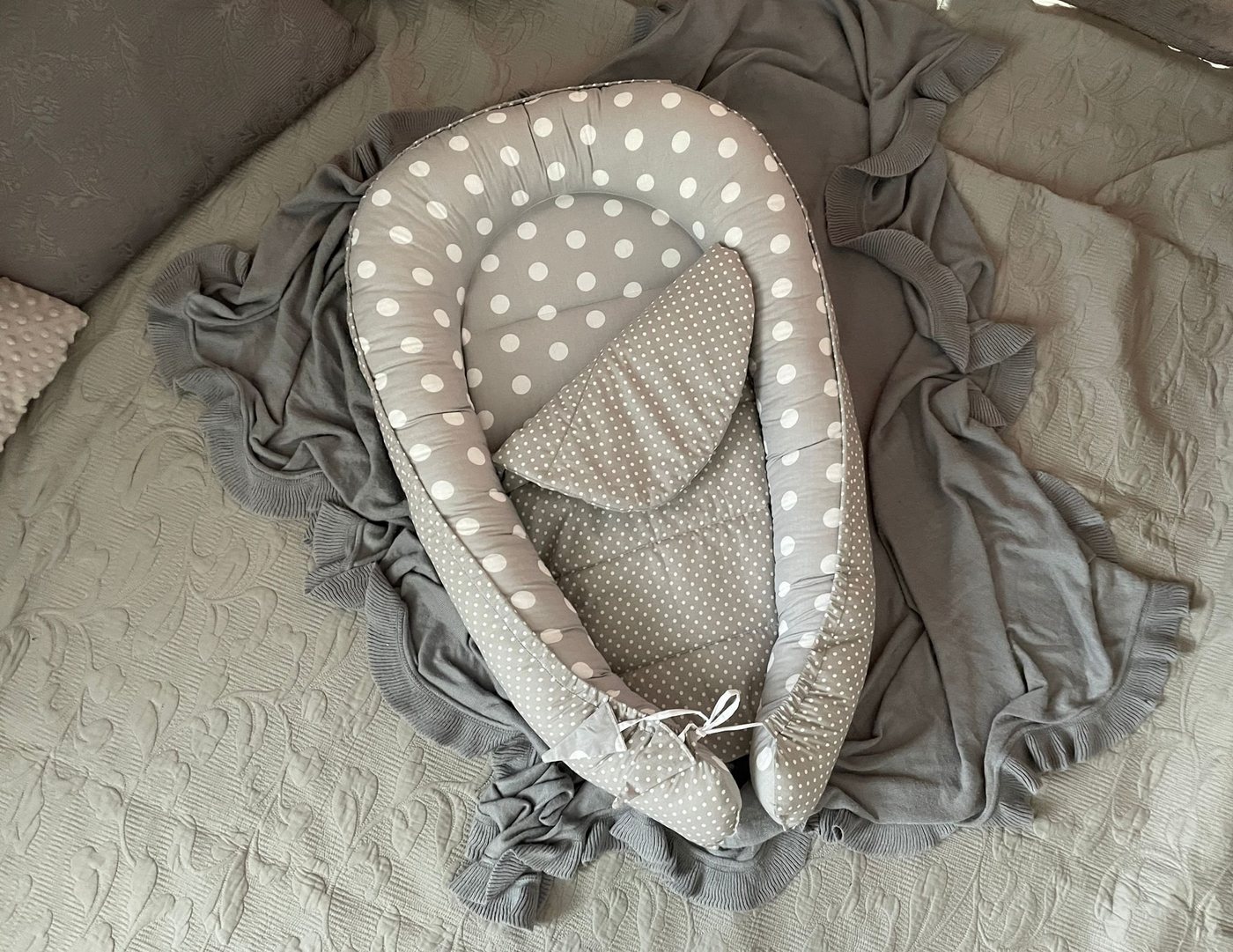 Loolay Bettnestchen Punkte/ Mini Pünktchen GRAU BAUMWOLLE Nestchen SETS, (SOLO oder im SETS, Neugeborene Babyaustattung Geschenk Reisebett Kuschelnest), 100% Europäische Stoffe und Kleinserien-Nähen! von Loolay