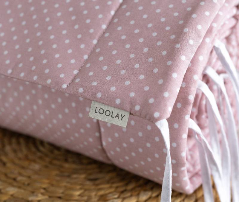Loolay Bettnestchen Mini Punkte ROSA Bio-Baumwolle Atmungsaktives Babybett BETTUMRANDUNG, (Mädchen Babyausstattung Erstausstattung für Kinderbett 140x70 o. 120x60 cm, Umrandung Kopfschutz Bett Schutz Bettschlange 420, 360, 210, 180x30cm), Babyshower Premium GESCHENK für Eltern und Neugeborene Baby! von Loolay