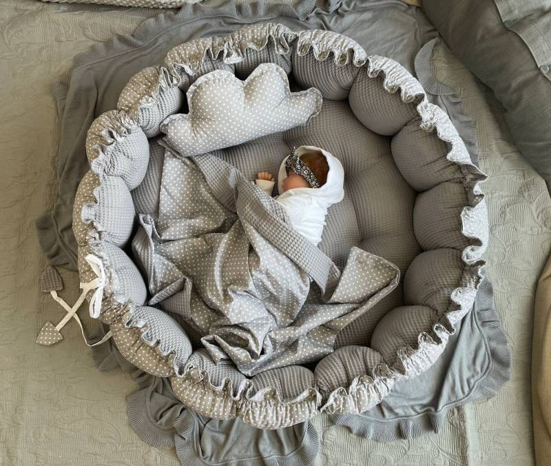 Loolay Bettnestchen Zweiseitig ENGELSNEST XXL Premium WAFFELPIQUE + Decke + Kissen, (XXL Babykokon als Nestchen Ø90cm und als Krabbeldecke Ø155cmals, Kinder Waffel Baumwolle BABYNEST Spielmatte Reisebett Spielunterlage), PREMIUM GESCHENK - 100% Europäische Stoffe und Kleinserien-Nähen! von Loolay