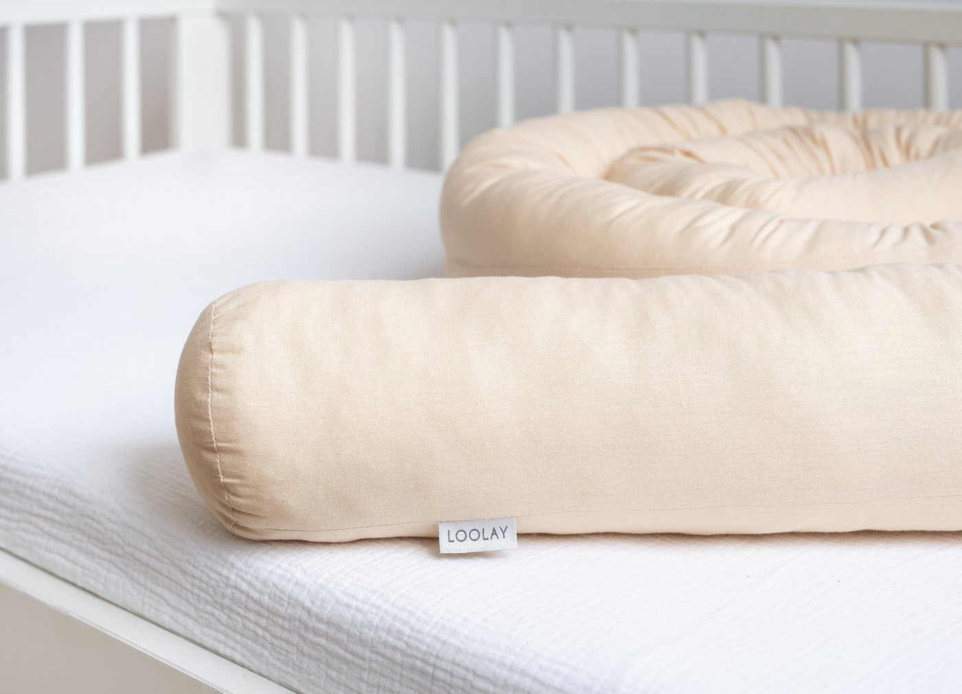 Loolay Nestchenschlange 100% BEIGE Baumwolle Multifunktion PREMIUM Bettschlange Stoffschlange, (Bettumrandung Krabbeldecke Babybett Umrandung Schlange Bett Kopfschutz, Zierkissen Bettrolle Dekokissen Zugluftstopper - Super GESCHENK), LOOLAY® - 100% Europäische Stoffe und Kleinserien-Nähen! von Loolay