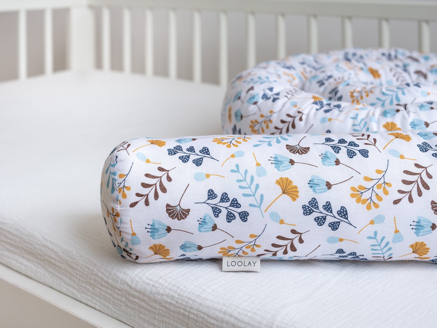 Loolay Nestchenschlange BLAU GELB Blumen Baumwolle Multifunktion PREMIUM Bettschlange Schlange, (Bettumrandung Krabbeldecke Babybett Umrandung Schlange Bett Kopfschutz, Zierkissen Bettrolle Dekokissen Zugluftstopper - Super GESCHENK), LOOLAY® - 100% Europäische Stoffe und Kleinserien-Nähen! von Loolay