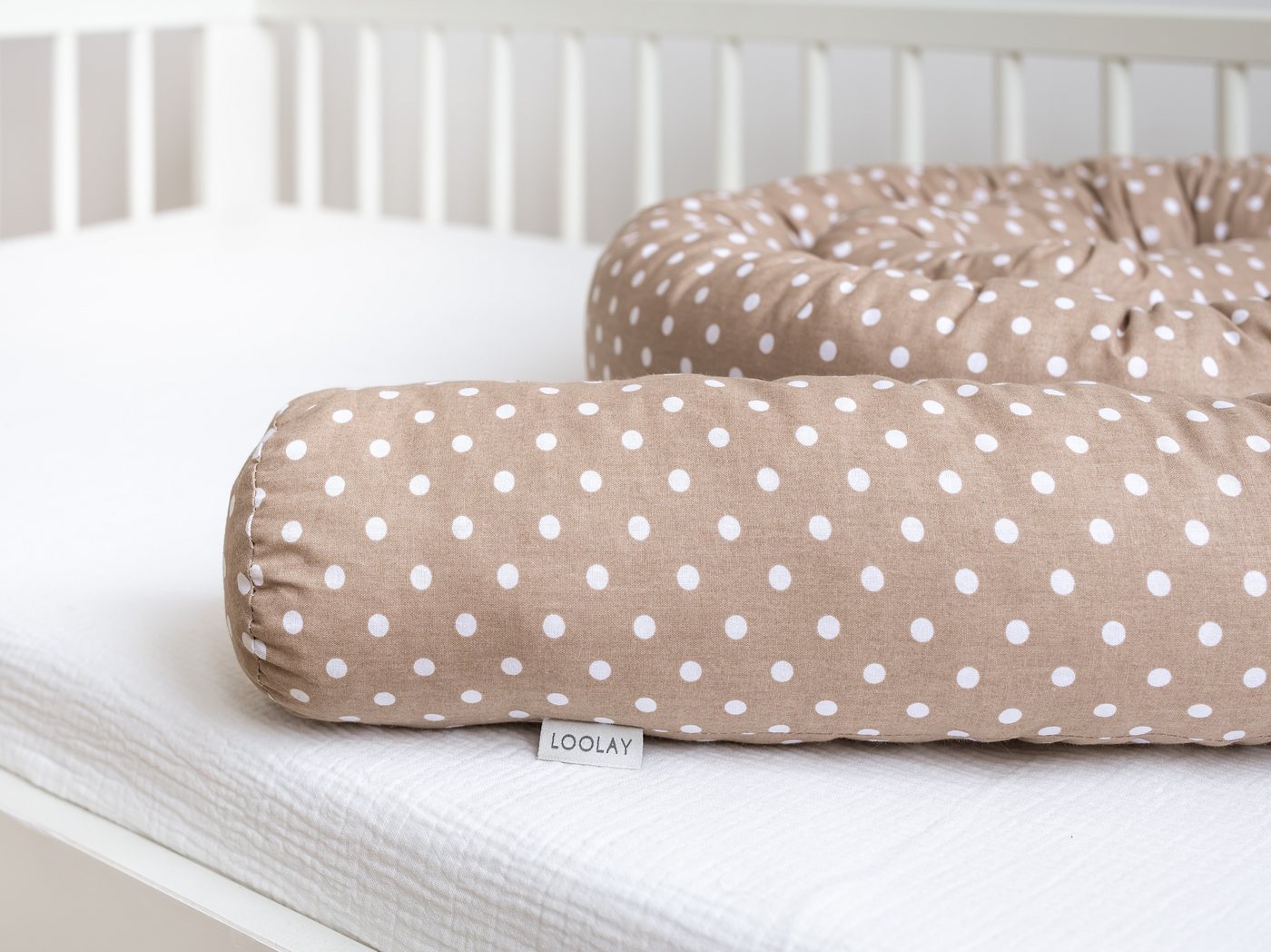 Loolay Nestchenschlange BRAUN Punkte BIO-Baumwolle Multifunktion PREMIUM Bettschlange Taupe, (Bettumrandung Krabbeldecke Babybett Umrandung Schlange Bett Kopfschutz, Zierkissen Bettrolle Dekokissen Zugluftstopper - Super GESCHENK), LOOLAY® - 100% Europäische Stoffe und Kleinserien-Nähen! von Loolay