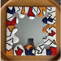Handmade Tufted Wavy Mirror - Funky Colorful Wall Decor | Unique Frame Trendy Room Aesthetic Gift von LoopLaLaTUFT
