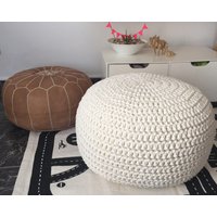 Dicker Gestrickter Pouffe, Perlweißer Runder Ottomaner Fußhocker Pouf - Neutrales Skandi Möbel, Modernes Housewarming Geschenk von LoopingHome