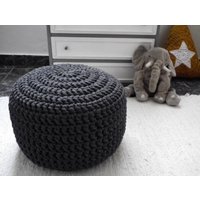 Dunkelgrauer Grobstrick Pouf Ottoman, Holzkohle Runder Fußhocker, Modernes Umweltfreundliches Einweihungsgeschenk von LoopingHome