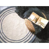 Runder Boucle-Teppich, Gehäkelte Bodenmatte in Elfenbeinoptik, Weicher, Flauschiger Baumwollteppich, Moderne Housewarming-Geschenke von LoopingHome
