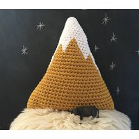 Gehäkeltes Kissen Mit Verschneiten Bergen von LoopingHome