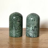 Marmor Streuer Set/Salz Und Pfeffer Grüner Stein Natur Küchendeko Esstisch Vintage Retro Sammlerstück von Loppislover